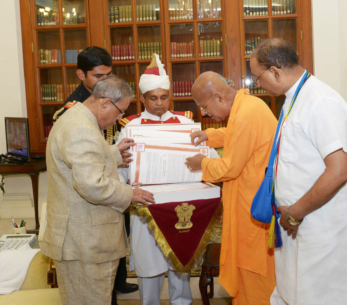 Il Presidente dell'India legge i versi sanscriti della Bhagavd-gita deluxe.